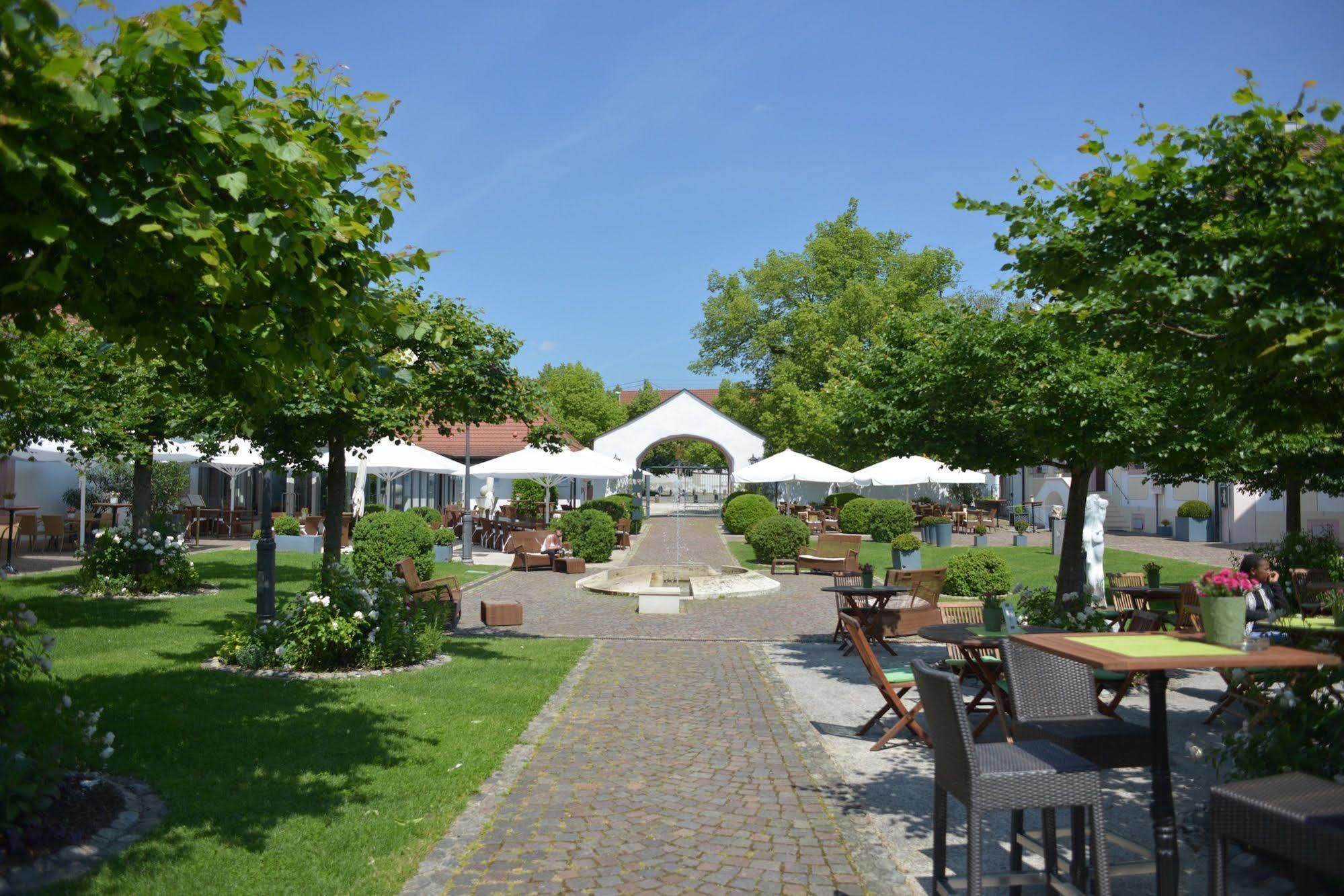 Schloss Reinach Freiburg im Breisgau Buitenkant foto